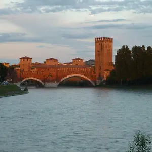 https://casa-archi-vista-sul-fiume.hotelinveneto.com